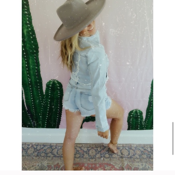 Nature Distressed Light Wash Jean Shorts S - Picture 3 of 4